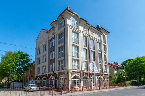 un gran edificio en la esquina de una calle en Eliza Inn en Zelenogradsk