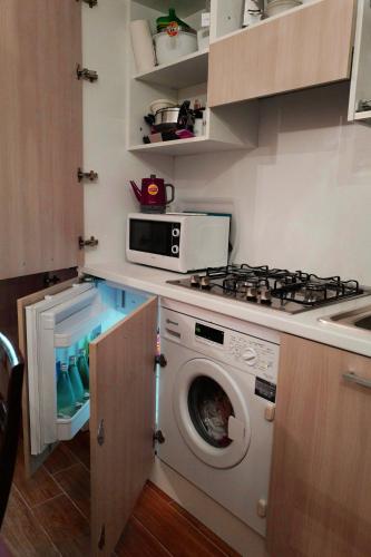 cocina con lavadora y fogones en Sweet Central appartment, en San Benedetto del Tronto