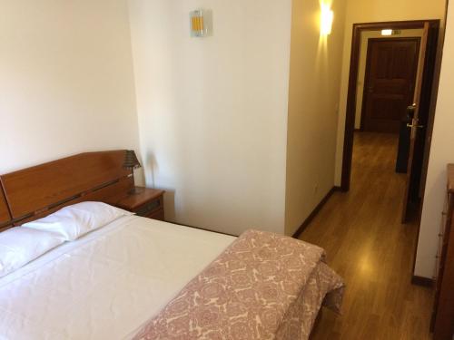 - une chambre avec un lit et un couloir dans l'établissement Downtown PORTO SE, à Porto
