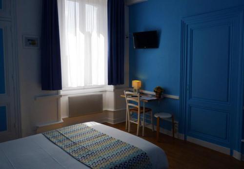 Ένα ή περισσότερα κρεβάτια σε δωμάτιο στο Logis Hôtel Le Cygne