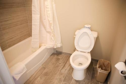 Kylpyhuone majoituspaikassa Newport Bay Inn