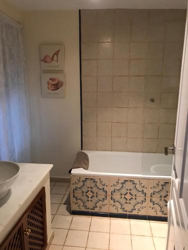 un baño con bañera y lavabo en Casa Bajo la Roca, en Setenil