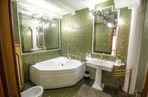 Un baño con bañera, inodoro y lavabo. en Chic House, en Bolonia