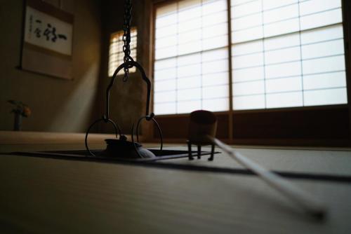 Habitación con ventana y mesa con palillos. en Ryokan Tori en Kioto