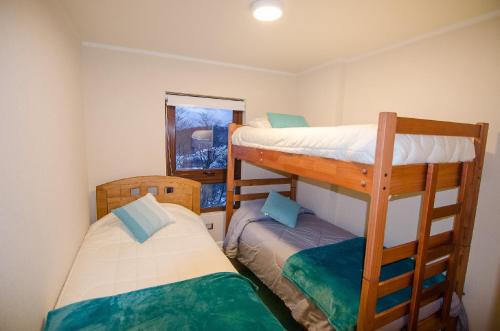 Divstāvu gulta vai divstāvu gultas numurā naktsmītnē Departamento Andes Chillan