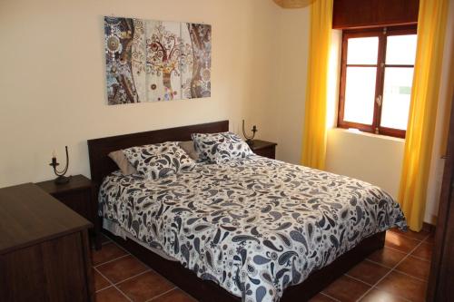 - une chambre avec un lit et une couette noire et blanche dans l'établissement Ca Felicitat, à Vilafamés