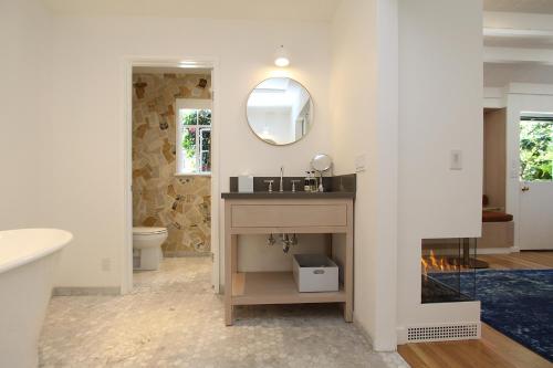 Ένα μπάνιο στο The Vagabond's House Boutique Inn