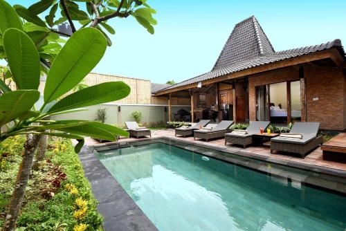 une image d'une villa avec une piscine dans l'établissement The Lakshmi Villas by The Beach House, à Gili Trawangan