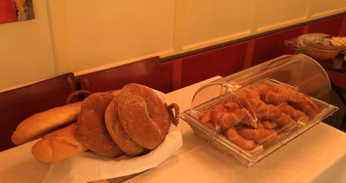 Comida en o cerca de este hotel
