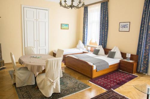 מיטה או מיטות בחדר ב-Privatpension Lang