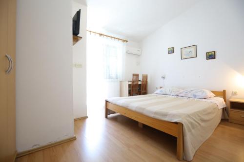 a bedroom with a bed in a room at Apartment and rooms Roko in Zaglav