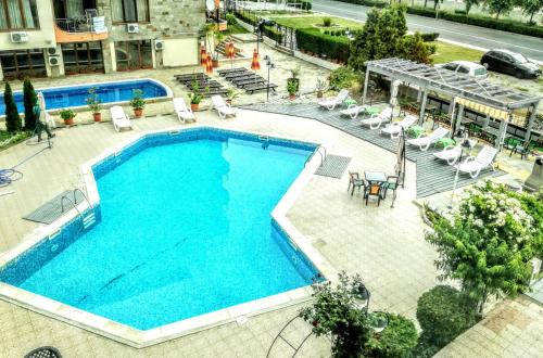 Pemandangan kolam renang di Luxury Breeze Apartment atau berdekatan