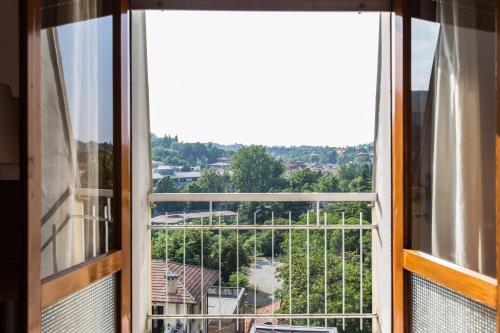 an open window with a view of a yard at Hotel Gloria in Salsomaggiore Terme