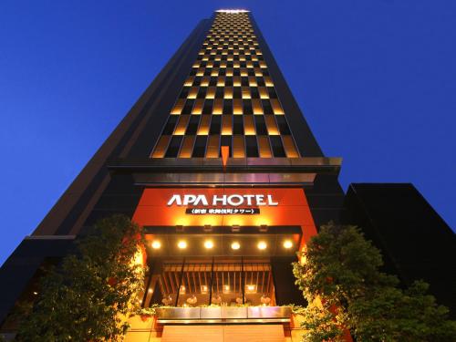 ein Hotel mit einem hohen Gebäude mit Beleuchtung in der Unterkunft APA Hotel Shinjuku-Kabukicho Tower in Tokio