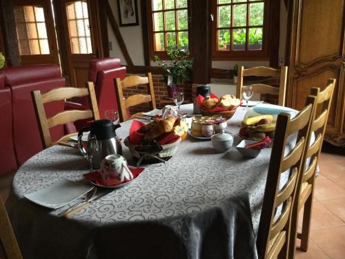อาหารเช้าซึ่งให้บริการแก่ผู้เข้าพักที่ Chambres d'Hôtes Le Pressoir