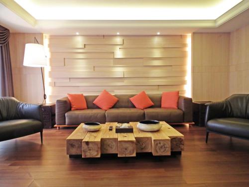 a living room with a couch and a coffee table at Fuli Hot Spring Resort in Yuchi