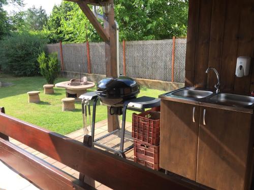 Villada konukların erişimine açık barbekü olanakları