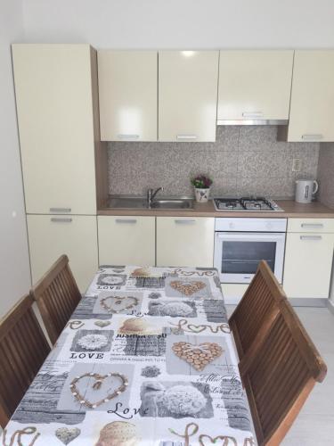Kuchyň nebo kuchyňský kout v ubytování Apartmani Roko