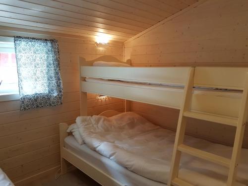 a bedroom with bunk beds in a cabin at Mindresunde Camping in Mindresunde