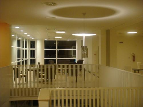 a large room with a ceiling with a table and chairs at Santa Loja Hotel Residence in Tito