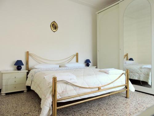 チヴィタノーヴァ・マルケにあるMare blu 2のベッドルーム(大型ベッド1台、鏡付)