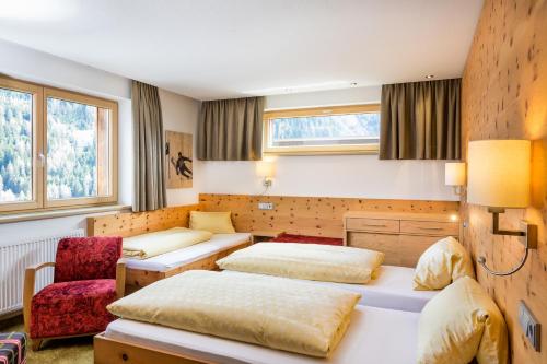 Cama o camas de una habitación en Hotel Garni Ernst Falch