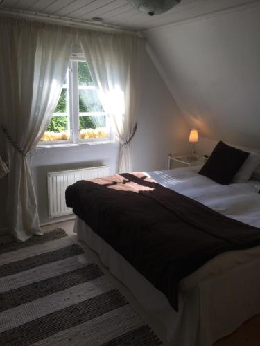 Säng eller sängar i ett rum på Swedish Idyll