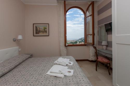 a bedroom with a bed with two white towels on it at Cá Leon in La Spezia