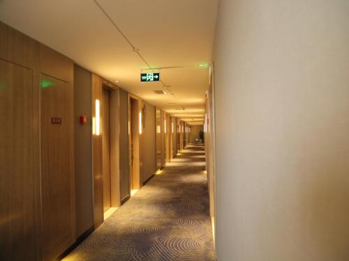 an empty corridor of an office building with a long hallway at Echarm Hotel Chengdu KuanNarrow Alley JinXianQiao Branch 宜尚酒店成都宽窄巷子金仙桥店 in Chengdu