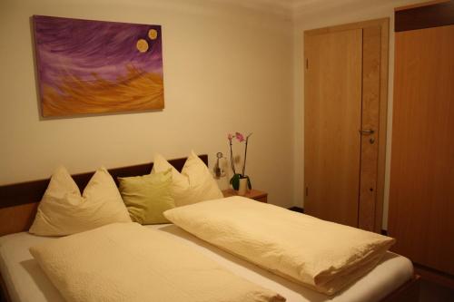 Ein Bett oder Betten in einem Zimmer der Unterkunft Ferienwohnungen Kröll