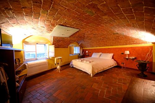 - une chambre avec un lit dans un mur en briques dans l'établissement The Mezzanine within the Walls, à Lucques