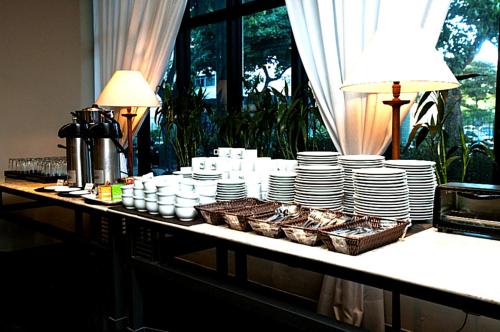Makanan di atau berdekatan hotel