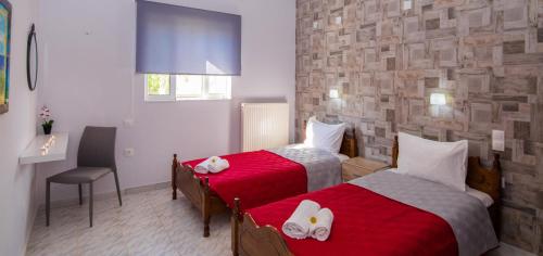 A bed or beds in a room at Ostria Apartments