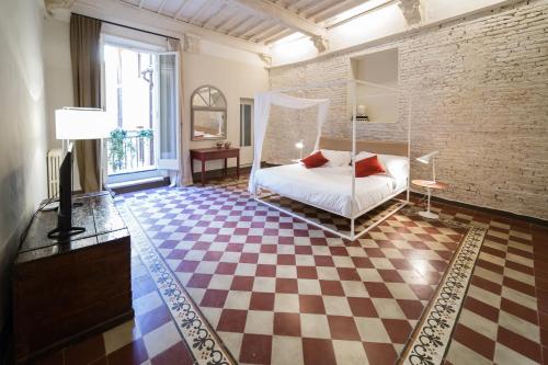 una camera con un letto e un pavimento a scacchi di Casatorre dei Leoni Dimora Storica a Siena