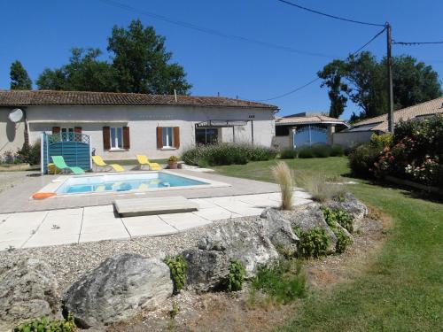 a house with a swimming pool in a yard at Le gite du gueurlet in Boresse-et-Martron
