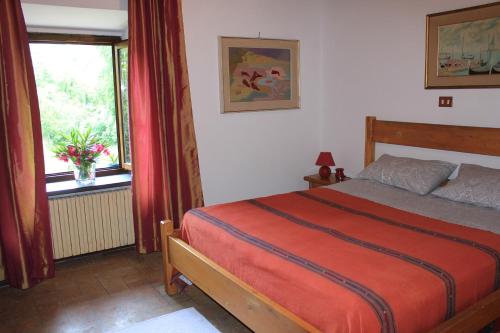 a bedroom with a bed and a window at il molinaccio al rio chiaro in Civitella dʼAgliano