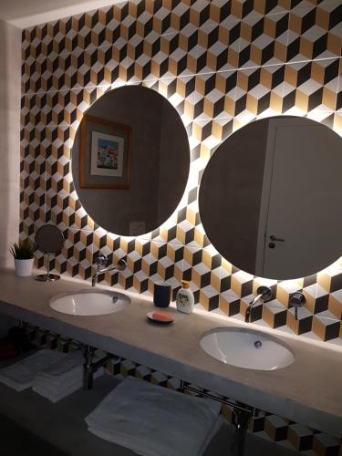 a bathroom with two sinks and a mirror at Quinta Do Romão in Vilamoura