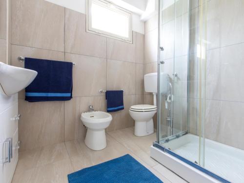 テルメ・ヴィリアトーレにあるLe Ancore di Calderoneのバスルーム(トイレ、ガラス張りのシャワー付)