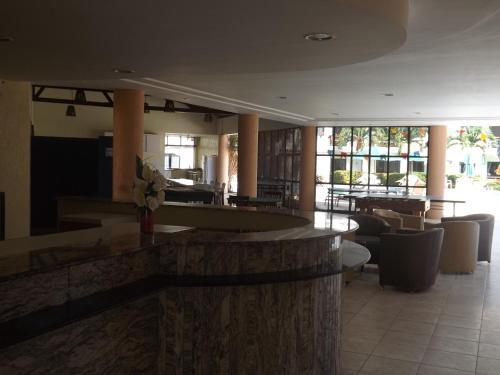 a lobby with a bar with chairs and tables at CONDOMÍNIO VILA DO MAR in Aquiraz