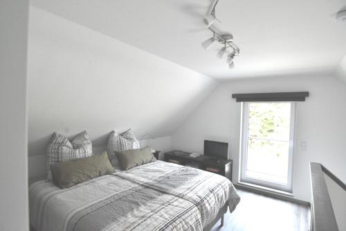 sypialnia z łóżkiem i oknem w obiekcie Gästehaus Verl w mieście Verl