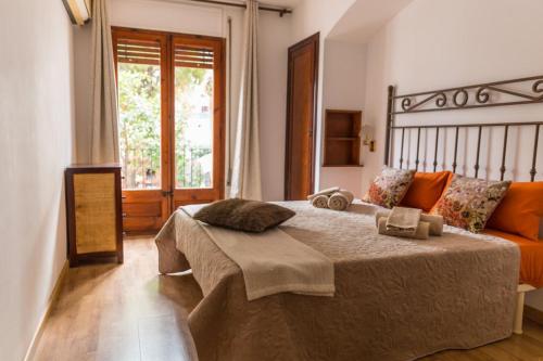 Posteľ alebo postele v izbe v ubytovaní 3 bedroom Apartment with private garden on top location Sitges centre beach