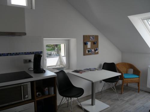 een keuken met een tafel en stoelen in een kamer bij Aparthouse Haas41 in Eupen