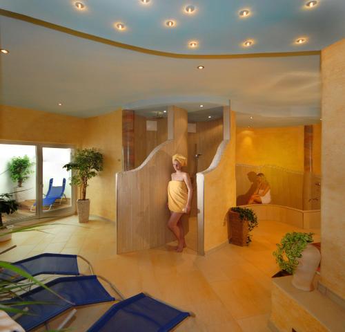 a room with a mannequin standing in the bathroom at Apartment Dahoam in Forstau