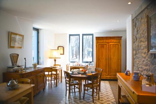 une cuisine et une salle à manger avec une table et des chaises dans l'établissement Villa Belmont, à La Turballe