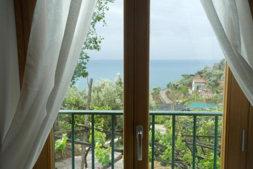 a window with a view of a mountain at Sopra il Limoneto in Cetara