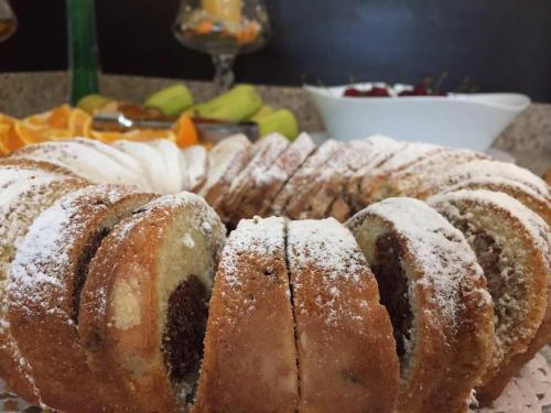 Un grupo de pasteles cubiertos de azúcar en polvo sobre una mesa. en Sveti Dimitar Hotel, en Primorsko