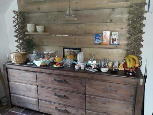 een houten dressoir met een heleboel eten erop bij Zum alten Krug in Wangerland