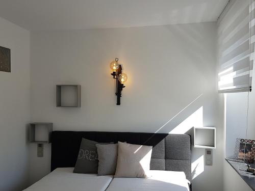 una camera con un letto e un orologio a muro di Aparthouse Haas41 a Eupen
