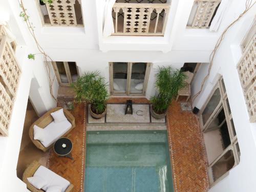 uma vista superior de uma piscina num edifício em Riad Safa em Marraquexe