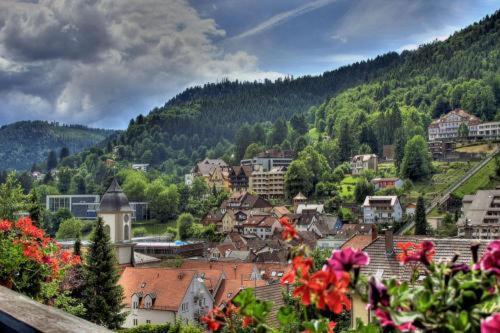 Ein allgemeiner Bergblick oder ein Berglick von des Ferienhauses aus